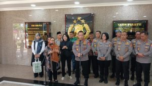 Kapolri Jenderal Listyo Sigit Praboeo bersama dengan Ketua PBNU Bidang Kesejahteraan, Alissa Wahid dalam konferensi pers di Gedung Mabes Polri, Rabu, 12/2/24. | Syahrul Baihaqi/Forum Keadilan