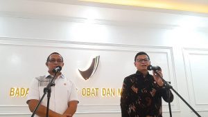 Kepala BPOM, Taruna Ikrar (kanan), bersama dengan Kepala Komunikasi Kepresidenan RI, Hasan Nasbi (kiri), di kantor BPOM RI, Jakarta, Kamis, 13/2/2025 | Novia Suhari/Forum Keadilan