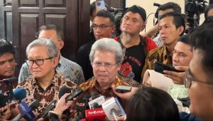 Kuasa hukum Sekretaris Jenderal (Sekjen) PDI Perjuangan Hasto Kristiyanto, Todung Mulya Lubis di Pengadilan Negeri Jakarta Selatan (PN Jaksel), Kamis, 13/2/2025| Merinda Faradianti/Forum Keadilan