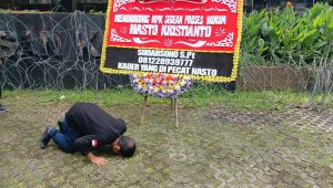 Eks Kader PDIP, Sudarsono sujud syukur di depan Gedung KPK, Senin, 17/2/2025. | Syahrul Baihaqi/ Forum Keadilan