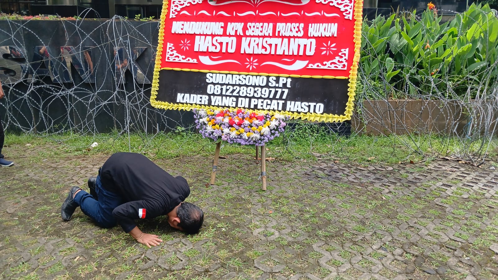 Eks Kader PDIP Sujud Syukur di Depan KPK atas Ditolaknya Praperadilan Hasto