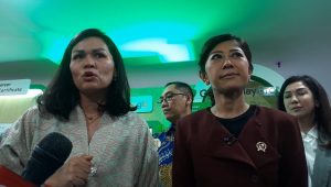 Direktur Hubungan Pemerintah dan Kebijakan Publik Google Indonesia, Putri Alam (kiri), bersama dengan Menteri Komunikasi dan Digital (Menkomdigi), Meutya Hafid (kanan), dikantor Kemkomdigi, Jakarta, Selasa, 18/2/2025 | Novia Suhari/Forum Keadilan