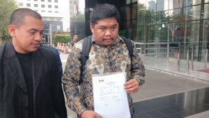 Aziz Yanuar (kiri) dan M Fithrat Irfan (Kanan) usai memberikan barang bukti ke Komisi Pemberantasan Korupsi, Selasa, 18/2/2025 | Syahrul Baihaqi/Forum Keadilan