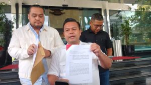 Kuasa Hukum Sekjen PDI Perjuangan Hasto Kristiyanto, Johannes Tobing di Gedung Dewas KPK, Rabu, 19/2/2025 | Syahrul Baihaqi/Forum Keadilan