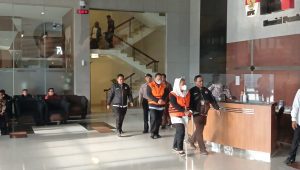 Wali Kota Semarang Hevearita Gunaryanti Rahayu dan Suaminya mengenakan rompi oranye di Gedung KPK, Rabu, 19/2/2025 | Syahrul Baihaqi/Forum Keadilan