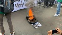 Massa aksi demo 'Indonesia Gelap' bakar ban sebagai bentuk protes di Patung Kuda Arjuna Wiwaha, Monas, Jakarta Pusat pada Kamis, 20/2/2025 | Ari Kurniansyah/Forum Keadilan