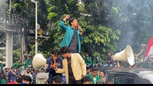 Salah satu orator dari Sekolah Tinggi Ekonomi Islam SEBI (STEI SEBI), saat menyampaikan orasinya di kawasan Patung Kuda, Monas, Jakarta Pusat, Kamis 20/1/2025 | Ari Kurniansyah/Forum Keadilan