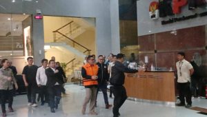 Hasto Kristiyanto mengenakan rompi oranye khas KPK, di Gedung KPK, Jakarta Pusat, Kamis, 20/2/2024 | Syahrul Baihaqi