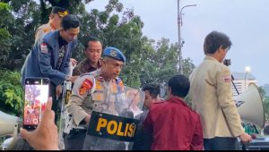 Menteri Sekretaris Negara (Mensesneg) Prasetyo Hadi, saat melakukan penandatanganan poin-poin tuntutan, peserta aksi unras Indonesia Gelap, di kawasan Patung Kuda Arjuna Wiwaha, Monas, Jakarta Pusat, Kamis 20/2/2025 | Ari Kurniansyah/Forum Keadilan