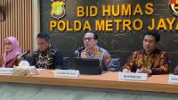 (Tengah) Kabid Humas Polda Metro Jaya, Kombes Pol Ade Ary Syam Indradi, saat memberikan keterangan kepada media di Polda Metro Jaya, Jumat 21/2/2025 | Ari Kurniansyah/Forum Keadilan