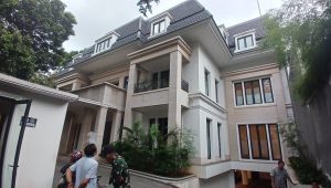 Rumah Riza Chalid yang tengah digeledah Kejaksaan Agung di Kebayoran Baru, Jakarta Selatan, Selasa, 25/2/2025 | Syahrul Baihaqi/Forum Keadilan