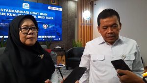 Plt Kepala Pusat Mutu Primer Balai Besar Pengujian Mutu dan Hasil Kelautan dan Perikanan (BPPMHKP) KKP, Siti Nurul Fahmi (kiri), dan Direktur Ikan Air Tawar Direktorat Jenderal Budidaya (DJB) KKP, Ujang Komarudin Asdani Kartamiharja (kanan), di kantor KKP, Jakarta, Rabu, 26/2/2025 | Novia Suhari/Forum Keadilan