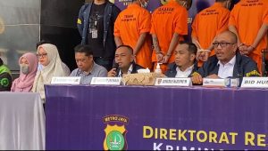 Kasubdit Resmob Ditreskrimum Polda Metro Jaya AKBP Ressa Fiardi Marasabessy dalam jumpa pers di pelataran Gedung Direktorat Reserse Kriminal Umum, Rabu 26/2/2025 | Ari Kurniansyah/Forum Keadilan