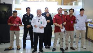 Kapuspenkum Kejagung, Harli Siregar (baju putih) dan Dirdik Jampidsus, Abdul Qohar dalam konferensi pers penetapan 2 tersangka baru di kasus dugaan korupsi tata kelola minyak mentah, di Gedung Kejaksaan Agung, Rabu, 26/2/2025 | Ist