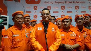 Anies Baswedan (kiri), bersama dengan Sahrin Hamid (kanan), di kantor DPP Gerakan Rakyat, Jakarta Selatan, Kamis, 27/2/2025. | Novia Suhari/ Forum Keadilan