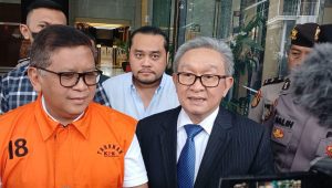 Sekjen PDIP, Hasto Kristiyanto dan kuasa hukumnya Maqdir Ismail di Gedung KPK, Kamis, 27/2/2025 | Syahrul Baihaqi/Forum Keadilan