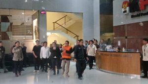 Hasto Kristiyanto mengenakan rompi oranye khas KPK, di Gedung KPK, Jakarta Pusat, Kamis, 20/2/2024 | Syahrul Baihaqi