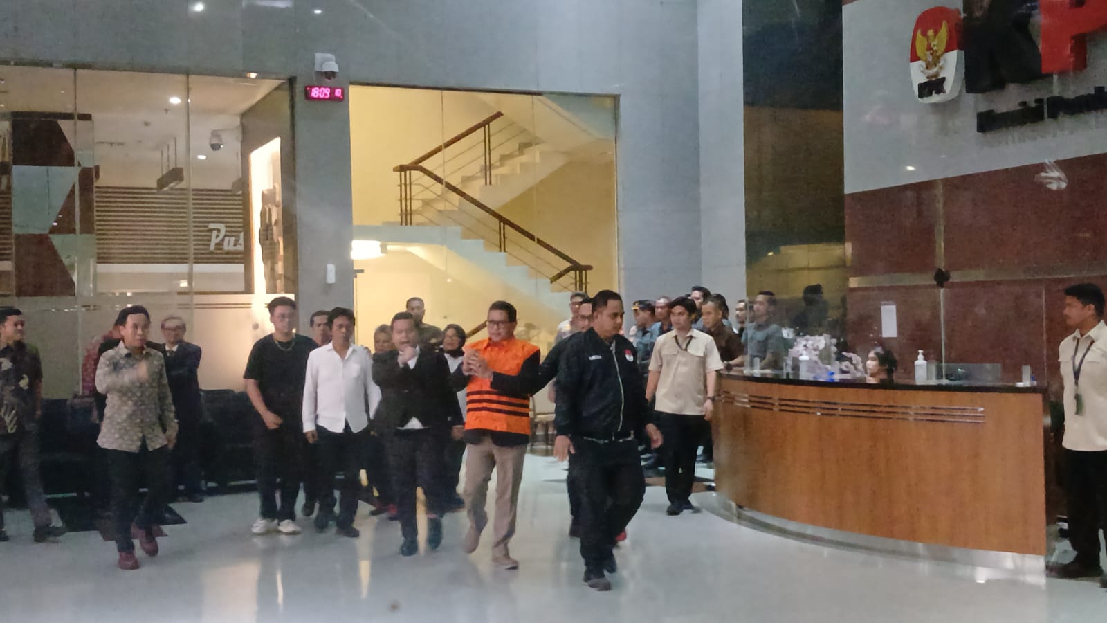 Hasto Dorong KPK Periksa Keluarga Jokowi