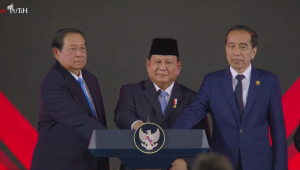 Presiden Prabowo Subianto bersama Presiden ke-6 RI Susilo Bambang Yudhoyono (SBY) dan Presiden ke-7 RI Joko Widodo (Jokowi) saat peresmian Badan Pengelola Investasi Daya Anagata Nusantara (BPI Danantara) di Kompleks Istana Kepresidenan, Jakarta Pusat, Senin, 24/2/2025 | YouTube Sekretariat Presiden