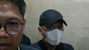 Kades Kohod Arsin bin Asip resmi ditahan oleh Badan Reserse Kriminal (Bareskrim) Polri terkait kasus pemalsuan dokumen Sertifikat Hak Guna Bangunan (SHGB) dan Sertifikat Hak Milik (SHM) di wilayah pagar laut Tangerang, Senin, 24/2/2025 | Ist