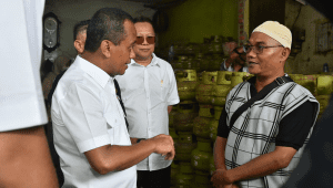 Menteri Energi dan Sumber Daya Mineral (ESDM), Bahlil Lahadalia saat meninjau beberapa pangkalan LPG 3 Kg di Jakarta dan sekitarnya, Selasa, 4/2/2025. | Dok Kementerian ESDM