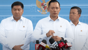 Menteri Koordinator Bidang Infrastruktur dan Pembangunan Kewilayahan, Agus Harimurti Yudhoyono (AHY) memberikan keterangan pers di Kompleks Istana Kepresidenan, Jakarta Pusat, Selasa, 18/2/2025. | Youtube Sekretariat Presiden