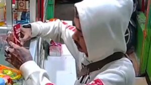 Salah satu pelaku perampokan toko jamu yang aksinya terekam kamera pengawas CCTV, Minggu, 2/3/2025. | Ist