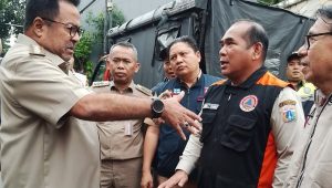 Wakil Gubernur Jakarta Rano Karno saat meninjau korban banjir di Lebak Bulus, Jakarta Selatan bersama Badan Penanggulangan Bencana Daerah (BPBD) Provinsi DKI Jakarta, Selasa, 4/3/2025 | Instagram @bpbddkijakarta