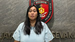 Salah satu pelaku pemersan, FDP (28) alias Fitri Dwiyanti, usai diamankan Tim Subdit 3 Resmob Ditreskrimum Polda Metro Jaya, Rabu, 5/3/2025 | Ari Kurniansyah/Forum Keadilan