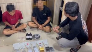 Dua tersangka berinisial MR dan EI, saat diamankan Kanit 5 Subdit 1 Direktorat Narkoba Polda Metro Jaya, di Depok, Jumat 7/3/2025 | Ari Kurniansyah/Forum Keadilan