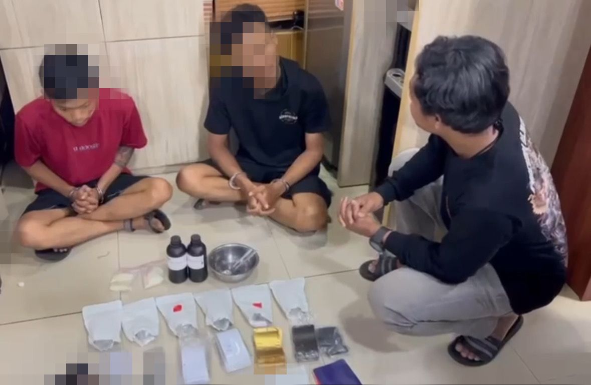 Polisi Grebek Pabrik Tembakau Sintetis di Depok