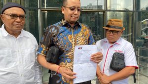 Koordinator Koalisi Sipil Anti Korupsi, Ronald Loblobly (tengah) di Gedung Merah Putih KPK, Senin, 10/3/2025 | Syahrul Baihaqi/Forum Keadilan