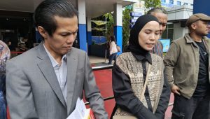 Selebgram lymel didampingi kuasa hukumnya Patra M Zen, usai melaporkan kasus tindak pidana penggelapan ke Polda Metro Jaya, Rabu 12/3/2025 | Ari Kurniansyah/Forum Keadilan