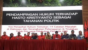Ketua DPP PDIP bidang Reformasi Sistem Hukum Nasional, Ronny Talapessy, bersama dengan jajaran tim kuasa hukum Hasto Kristiyanto, di kantor DPP PDIP, Jakarta, Rabu, 12/3/2025 | Novia Suhari/Forum Keadilan
