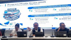 Direktur Utama ASDP Heru Widodo (tengah), dalam konferensi pers, di kantor Kemen BUMN, Jakarta, Kamis, 13/3/2025 | Novia Suhari/Forum Keadilan