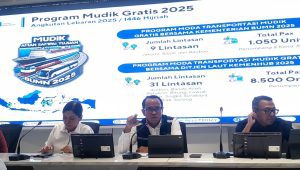 Direktur Utama ASDP Heru Widodo (tengah), dalam konferensi pers, di kantor Kemen BUMN, Jakarta, Kamis, 13/3/2025 | Novia Suhari/Forum Keadilan