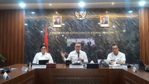 Menko Pangan, Zulkifli Hasan (tengah), didampingi dengan Menteri Keuangan RI, Sri Mulyani, di kantor Kemenko Pangan, Jakarta, Senin, 17/3/2025 | Novia Suhari/Forum Keadilan
