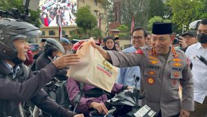 Kapolri Jenderal Listyo Sigit Prabowo saat membagikan Paket Makanan kepada masyarakat bersama jurnalis di kawasan Mabes Polri, Senin, 17/3/2025 | Ari Kurniansyah/Forum Keadilan