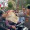 Kapolri Jenderal Listyo Sigit Prabowo saat membagikan Paket Makanan kepada masyarakat bersama jurnalis di kawasan Mabes Polri, Senin, 17/3/2025 | Ari Kurniansyah/Forum Keadilan