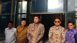 Menteri Perumahan dan Kawasan Permukiman Maruar Sirait (tengah), Menteri Sosial, Saifullah Yusuf (kedua dari kiri) dan Komisioner KPK, Johanis Tanak (kedua dari kanan) di Gedung Merah Putih, Selasa, 18/3/2025 | Syahrul Baihaqi/Forum Keadilan
