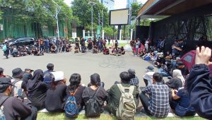 Unjuk rasa menolak Revisi Undang-Undang (RUU) TNI di Gedung Dewan Perwakilan Rakyat (DPR) RI, Jakarta Pusat, Kamis, 20/3/2025 | Syahrul Baihaqi/Forum Keadilan