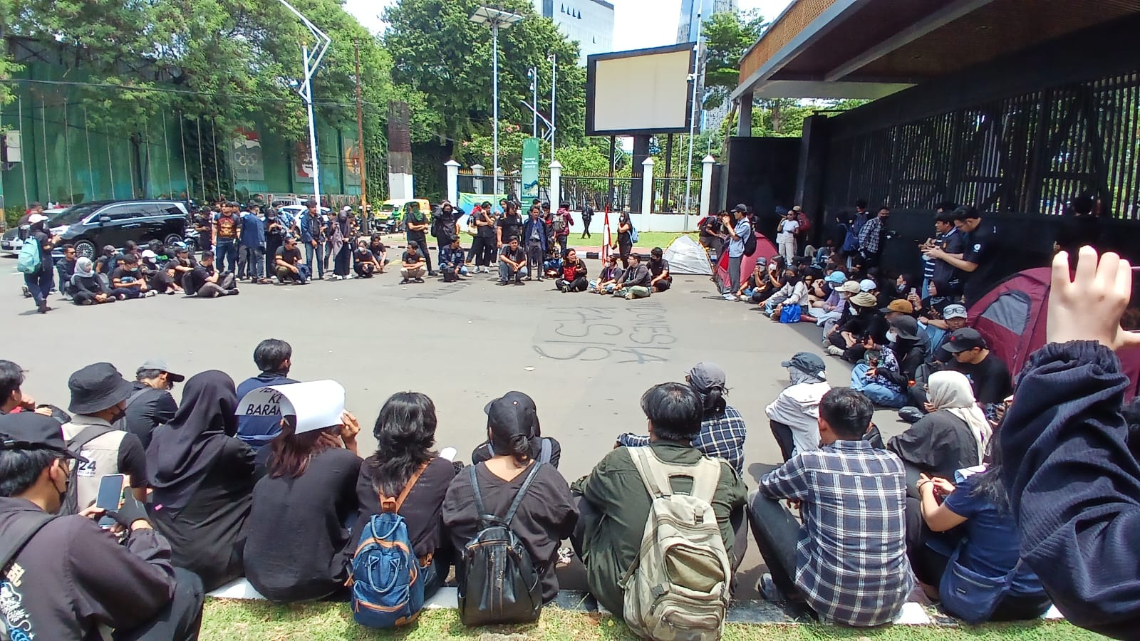 Demo Tolak RUU TNI, Ganyang Dwifungsi ABRI Menggema di Gedung DPR
