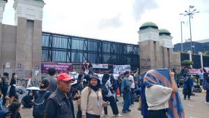 Suasana Aksi Demo Tolak RUU TNI di depan Gerbang DPR, Jakarta, Kamis, 20/3/2025. | Syahrul Baihaqi/ Forum Keadilan