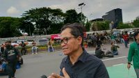 Direktur Eksekutif Amnesty Internasional Indonesia Usman Hamid di depan Gerbang DPR, Kamis, 20/3/2025 | Syahrul Baihari/Forum Keadilan