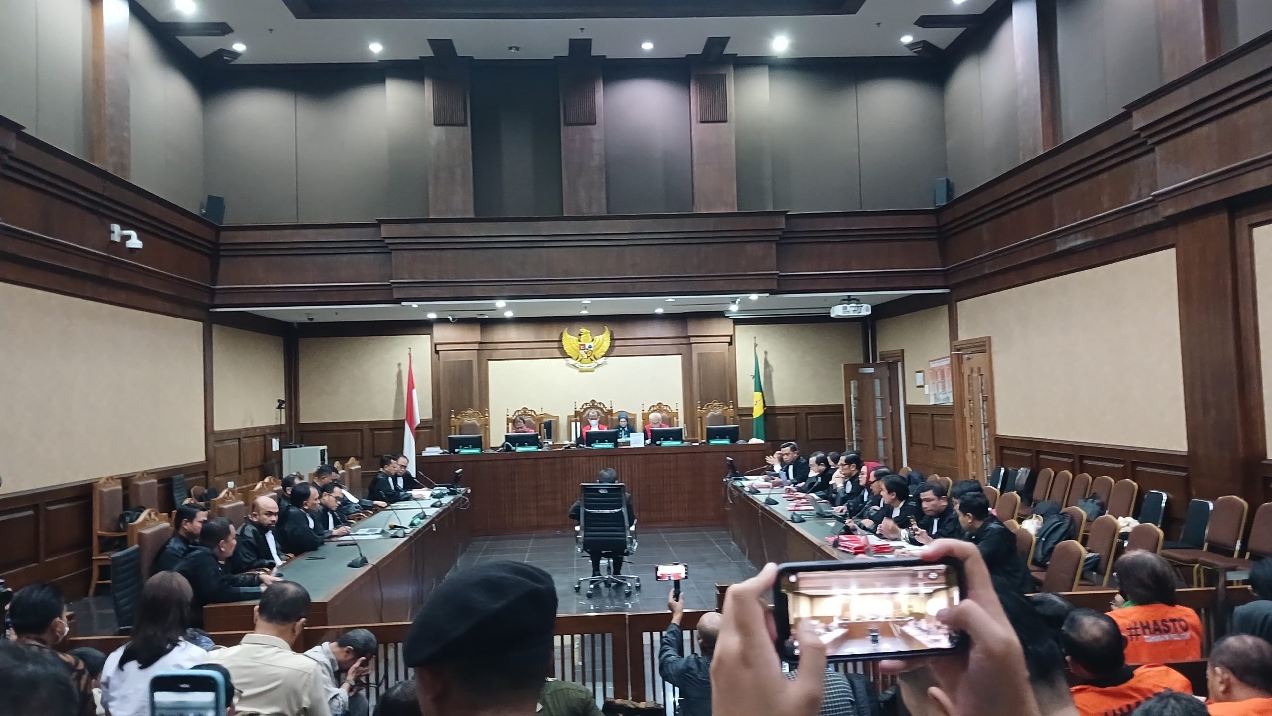 Hasto Kutip Pemikiran Ketua MA saat Bacakan Eksepsi