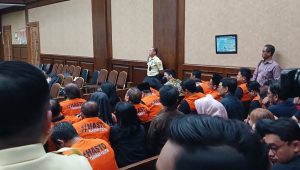 Pendukung Sekjen PDIP Hasto Kristiyanto kenakan rompi oranye di ruang sidang Pengadilan Negeri Jakarta Pusat, Jumat, 21/3/2025 | Syahrul Baihaqi/Forum Keadilan