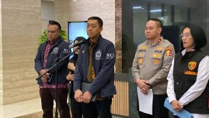 Sekertaris NCB-Interpol Brigjen Pol Untung Widyatmoko (tengah) saat menyampaikan keterangan kepada media di Bareskrim Polri, Jumat, 21/3/2025 | Ari Kurniansyah/Forum Keadilan