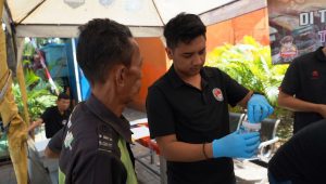Direktorat Reserse Narkoba (Ditresnarkoba) Polda Metro Jaya saat menggelar kegiatan tes urine bagi para pengemudi bus, di terminal Kalideres, Jumat, 21/3/2025 | Ari Kurniansyah/Forum Keadilan