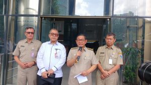 Gubernur Jakarta Pramono Anung dan Sekjen KPK (baju putih) usai pertemuan di Gedung KPK, Senin, 24/3/2025 | Syahrul Baihaqi/Forum Keadilan