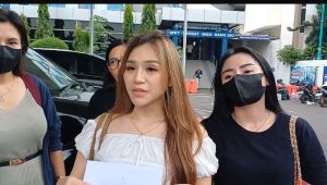 Lisa Amalia (24) dan 6 Korban Penipuan Arisan Bodong, usai Melapor ke SPKT, Polda Metro Jaya, Jakarta, Senin, 24/3/2025 | Ari Kurniansyah/Forum Keadilan